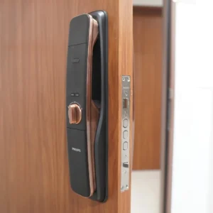Khóa camera Philips DDL702-1HWS lắp đặt thực tế - khoathongminh24h (Ảnh 3)