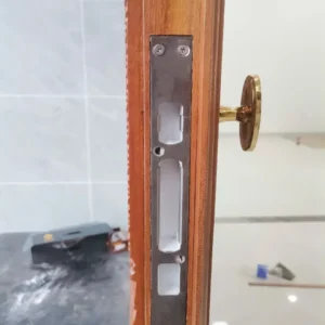 Khóa Cửa Gỗ Hubert HB CG64F lắp đặt thực tế - khoathongminh24h (Ảnh 2)