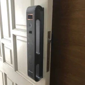 Khóa Cửa Gỗ Hubert HB CG65 lắp đặt thực tế - khoathongminh24h (Ảnh 2)