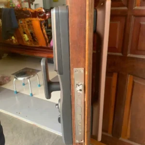 Khóa Cửa Gỗ Hubert HB CG82VF lắp đặt thực tế - khoathongminh24h (Ảnh 2)