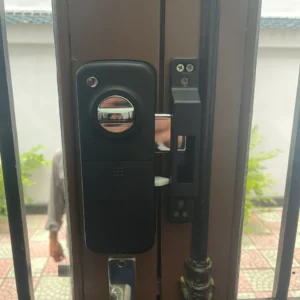 Khóa cửa kính thông minh Kaadas R8-5GL lắp đặt thực tế - khoathongminh24h (Ảnh 3)