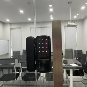 Khóa cửa kính thông minh Solity GG-33B lắp đặt thực tế - khoathongminh24h (Ảnh 3)