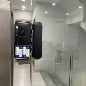 Khóa cửa kính thông minh Solity GG-33B lắp đặt thực tế - khoathongminh24h (Ảnh 4)