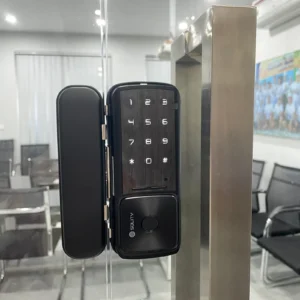 Khóa cửa kính thông minh Solity GG-33B lắp đặt thực tế - khoathongminh24h (Ảnh 5)
