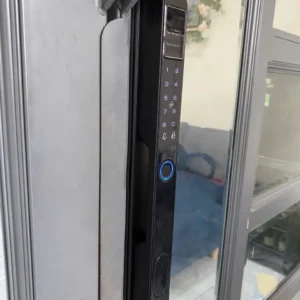Khóa Cửa Nhôm Hubert HB CN80F lắp đặt thực tế - khoathongminh24h (Ảnh 1)
