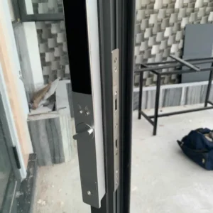 Khóa Cửa Nhôm Hubert HB CN85F lắp đặt thực tế - khoathongminh24h (Ảnh 1)