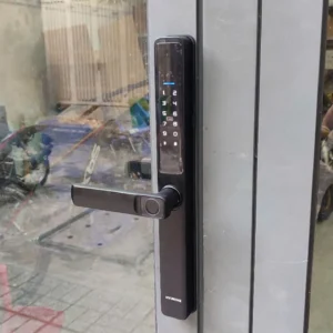 Khóa Cửa Nhôm Hyundai HY-SLS003 lắp đặt thực tế - khoathongminh24h (Ảnh 3)