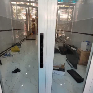 Khóa Cửa Nhôm Hyundai HY-SLS005 lắp đặt thực tế - khoathongminh24h (Ảnh 4)