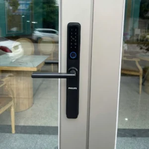 Khóa cửa nhôm Philips DDL608-5HWS lắp đặt thực tế - khoathongminh24h (Ảnh 1)