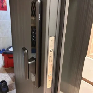 Khóa cửa thông minh Bosch EL 600VF-DE lắp đặt thực tế - khoathongminh24h (Ảnh 2)